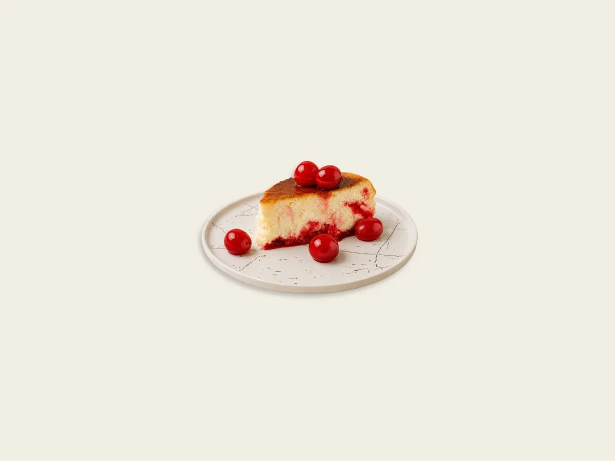 Porción de tarta vasca horneada con cerezas