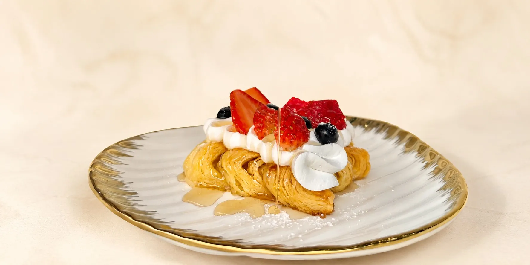 Postre con fresas, moras y crema batida