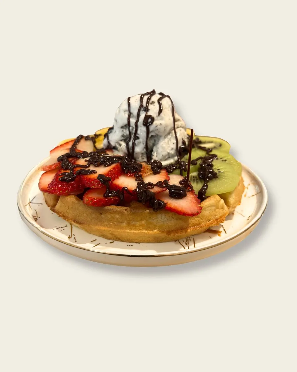 Waffle Frutos Salvajes con helado de vainilla, fresas y salsa de chocolate